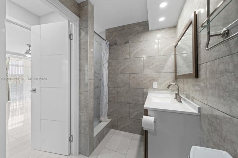 Condo in Hallandale Beach, Florida, 2 bedrooms  № 2047010 - photo 21