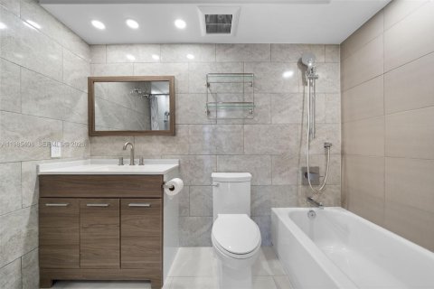 Condo in Hallandale Beach, Florida, 2 bedrooms  № 2047010 - photo 19
