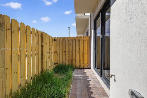 Townhouse in Homestead, Florida 4 bedrooms, 133.41 sq.m. № 1994000 - photo 20