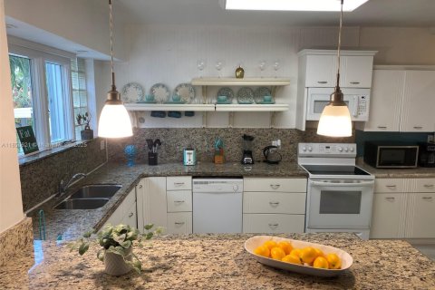 Снять в аренду виллу или дом в Холливуд, Флорида 5 спален, 225.75м2, № 1881563 - фото 4