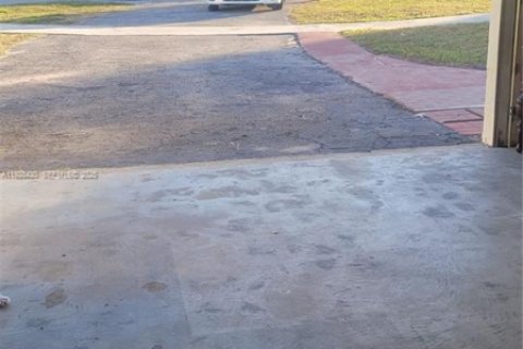 Casa en venta en Hialeah, Florida, 4 dormitorios, 205.96 m2 № 1986791 - foto 13