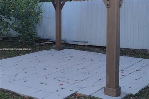 Casa en venta en Hialeah, Florida, 4 dormitorios, 205.96 m2 № 1986791 - foto 7