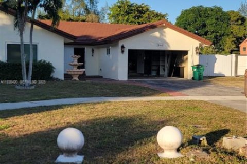Casa en venta en Hialeah, Florida, 4 dormitorios, 205.96 m2 № 1986791 - foto 11