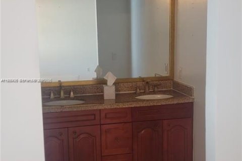 Casa en venta en Hialeah, Florida, 4 dormitorios, 205.96 m2 № 1986791 - foto 3