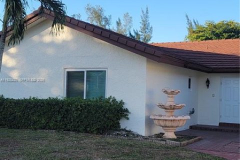 Casa en venta en Hialeah, Florida, 4 dormitorios, 205.96 m2 № 1986791 - foto 10