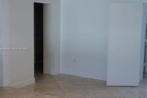 Casa en venta en Hialeah, Florida, 4 dormitorios, 205.96 m2 № 1986791 - foto 19