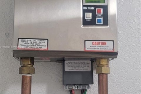 Casa en venta en Hialeah, Florida, 4 dormitorios, 205.96 m2 № 1986791 - foto 16