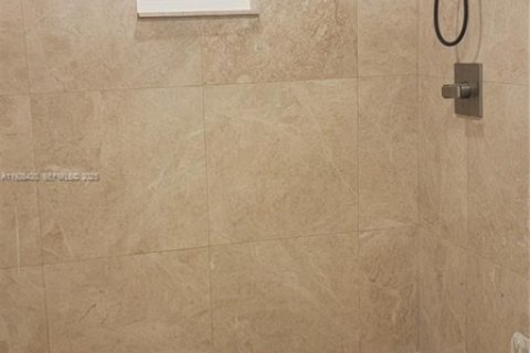 Casa en venta en Hialeah, Florida, 4 dormitorios, 205.96 m2 № 1986791 - foto 17