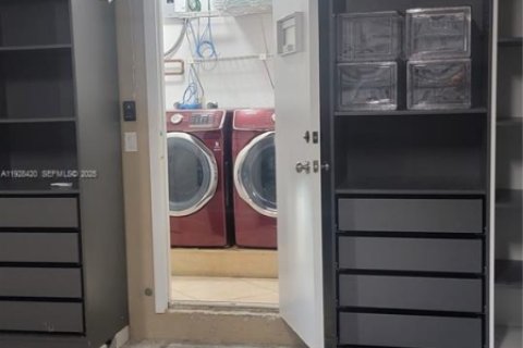 Casa en venta en Hialeah, Florida, 4 dormitorios, 205.96 m2 № 1986791 - foto 14