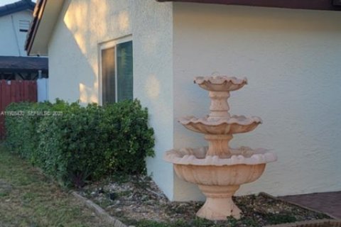 Casa en venta en Hialeah, Florida, 4 dormitorios, 205.96 m2 № 1986791 - foto 23