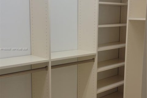 Casa en venta en Hialeah, Florida, 4 dormitorios, 205.96 m2 № 1986791 - foto 18