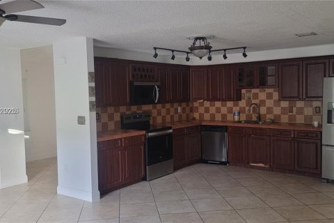 Casa en venta en Hialeah, Florida, 4 dormitorios, 205.96 m2 № 1986791 - foto 2