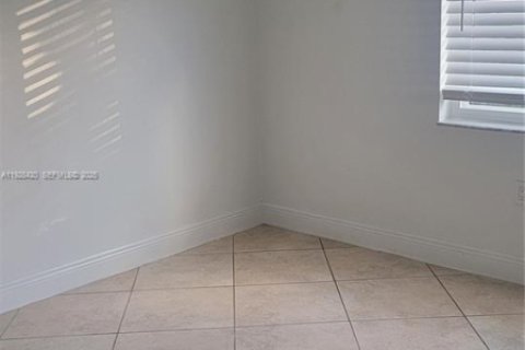 Casa en venta en Hialeah, Florida, 4 dormitorios, 205.96 m2 № 1986791 - foto 20