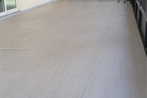 Casa en venta en Hialeah, Florida, 4 dormitorios, 205.96 m2 № 1986791 - foto 9