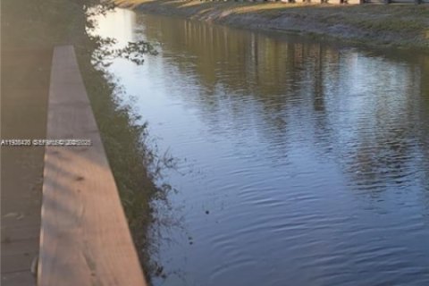 Casa en venta en Hialeah, Florida, 4 dormitorios, 205.96 m2 № 1986791 - foto 8