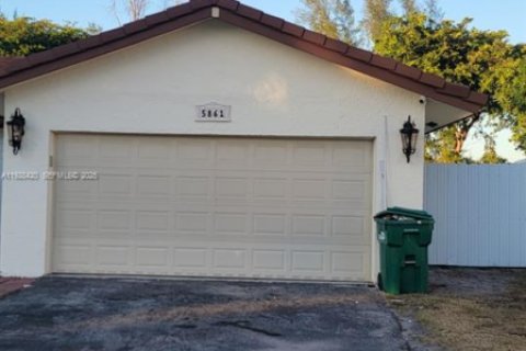 Casa en venta en Hialeah, Florida, 4 dormitorios, 205.96 m2 № 1986791 - foto 25