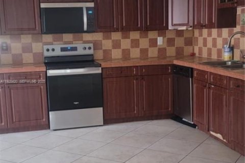 Casa en venta en Hialeah, Florida, 4 dormitorios, 205.96 m2 № 1986791 - foto 21