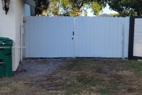 Casa en venta en Hialeah, Florida, 4 dormitorios, 205.96 m2 № 1986791 - foto 22