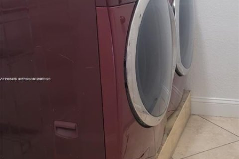 Casa en venta en Hialeah, Florida, 4 dormitorios, 205.96 m2 № 1986791 - foto 5