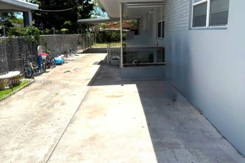 Commercial property in Hialeah, Florida 153.75 sq.m. № 2244891 - photo 2