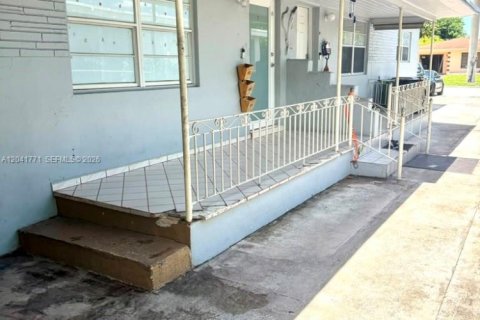 Commercial property in Hialeah, Florida 153.75 sq.m. № 2244891 - photo 8