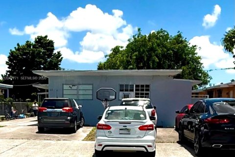 Commercial property in Hialeah, Florida 153.75 sq.m. № 2244891