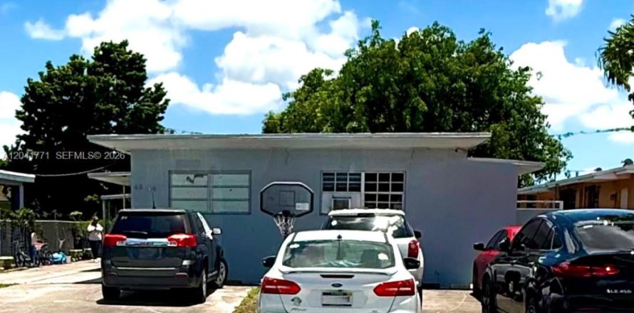 Commercial property in Hialeah, Florida 153.75 sq.m. № 2244891