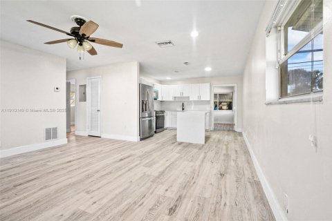 Villa ou maison à vendre à Tamarac, Floride: 3 chambres, 98.66 m2 № 1966400 - photo 13