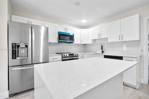 Villa ou maison à vendre à Tamarac, Floride: 3 chambres, 98.66 m2 № 1966400 - photo 1