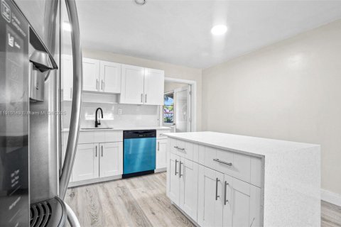 Villa ou maison à vendre à Tamarac, Floride: 3 chambres, 98.66 m2 № 1966400 - photo 15