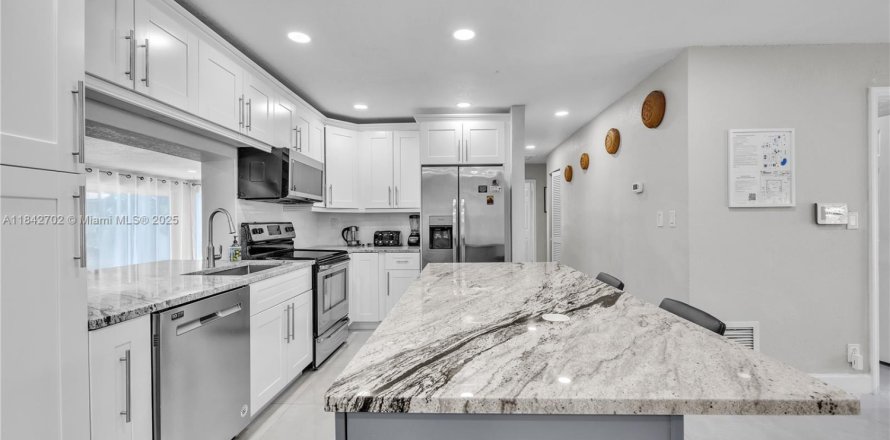 Villa ou maison à Pompano Beach, Floride 4 chambres, 171.87 m2 № 1836407
