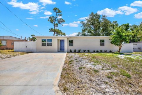 House in Clearwater, Florida 3 bedrooms, 102.47 sq.m. № 1915604 - photo 1