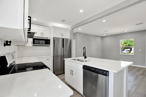 House in Clearwater, Florida 3 bedrooms, 102.47 sq.m. № 1915604 - photo 6
