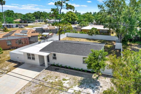 House in Clearwater, Florida 3 bedrooms, 102.47 sq.m. № 1915604 - photo 20