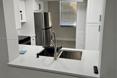 Condo in Margate, Florida, 1 bedroom  № 1893304 - photo 2