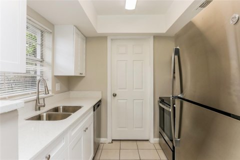 Снять в аренду виллу или дом в Лейк-Уорт, Флорида 3 спальни, 130.43м2, № 1951684 - фото 7