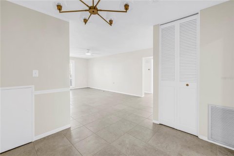 Condo in Saint Petersburg, Florida, 2 bedrooms № 2391471 - photo 12