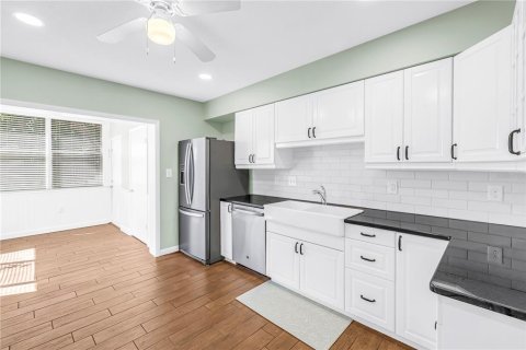 Condo in Saint Petersburg, Florida, 2 bedrooms № 2391471 - photo 14