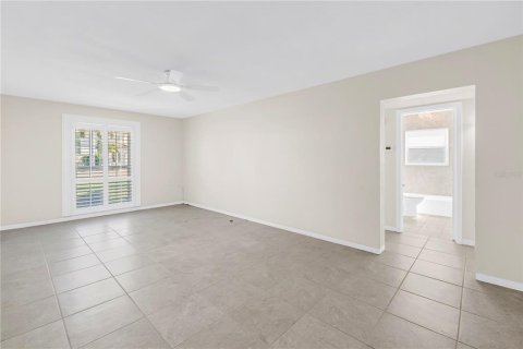 Condo in Saint Petersburg, Florida, 2 bedrooms № 2391471 - photo 10