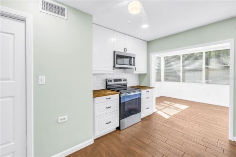 Condo in Saint Petersburg, Florida, 2 bedrooms № 2391471 - photo 15