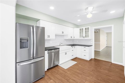 Condo in Saint Petersburg, Florida, 2 bedrooms № 2391471 - photo 17