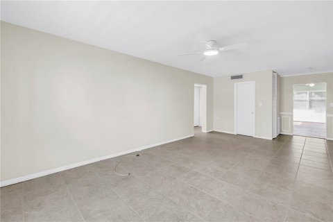 Condo in Saint Petersburg, Florida, 2 bedrooms № 2391471 - photo 9