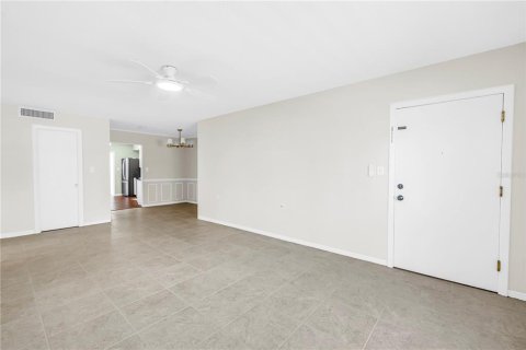 Condo in Saint Petersburg, Florida, 2 bedrooms № 2391471 - photo 8
