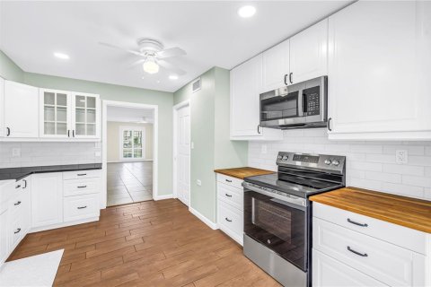 Condo in Saint Petersburg, Florida, 2 bedrooms № 2391471 - photo 16