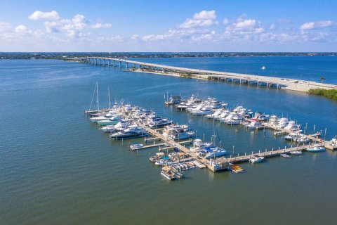 Condo in Jensen Beach, Florida, 2 bedrooms  № 408560 - photo 1