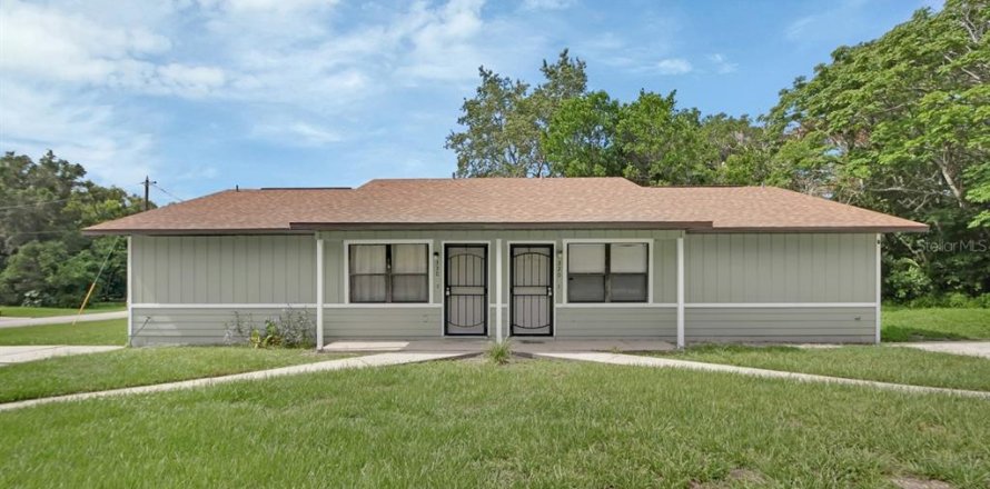 Duplex in De Leon Springs, Florida 4 bedrooms, 166.48 sq.m. № 1831666