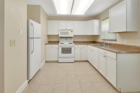 Duplex in De Leon Springs, Florida 4 bedrooms, 166.48 sq.m. № 1831666 - photo 6