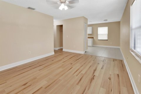 Duplex in De Leon Springs, Florida 4 bedrooms, 166.48 sq.m. № 1831666 - photo 2