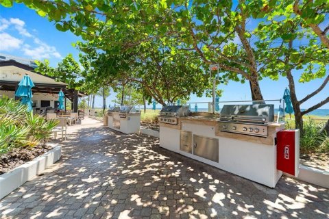 Condo in Lauderdale-by-the-Sea, Florida, 2 bedrooms  № 2382517 - photo 24