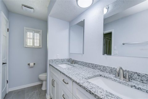House in Brandon, Florida 3 bedrooms, 173.08 sq.m. № 2341588 - photo 14